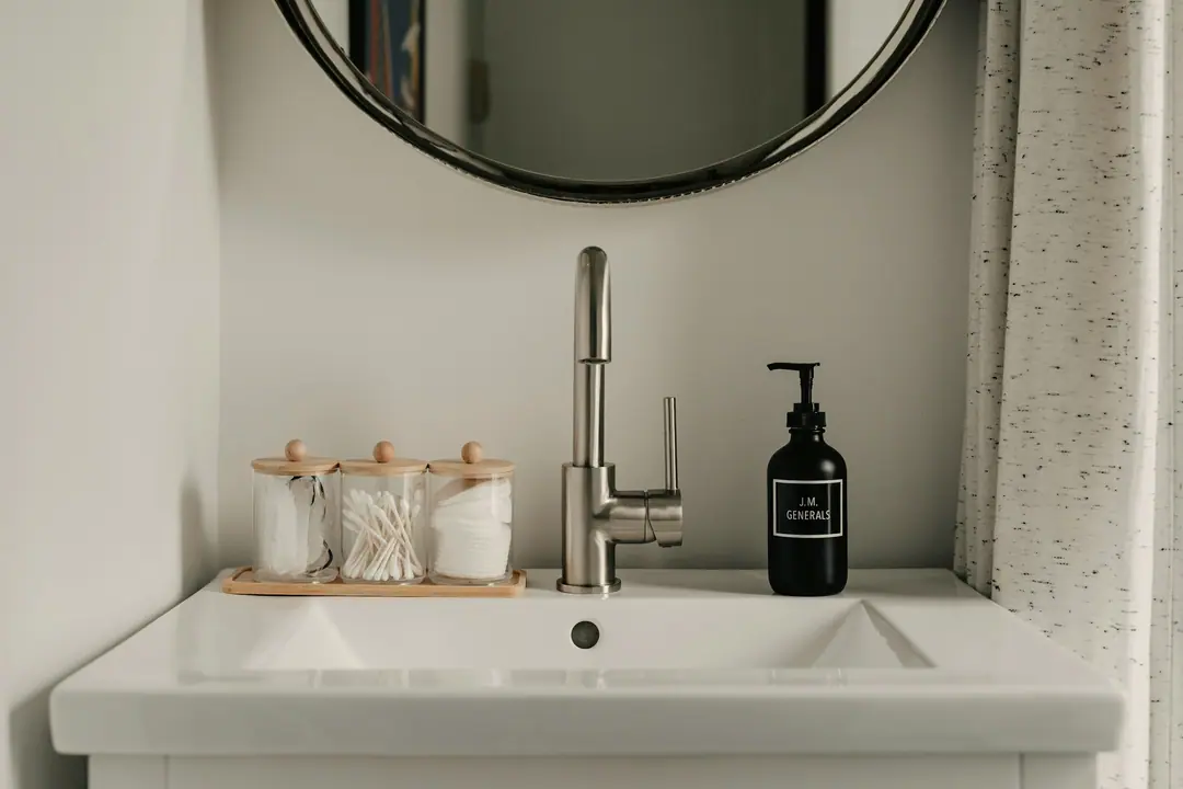Lavabo blanco con espejo redondo
