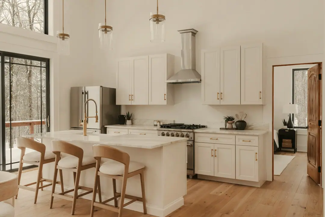 Cocina con isla y taburetes de madera