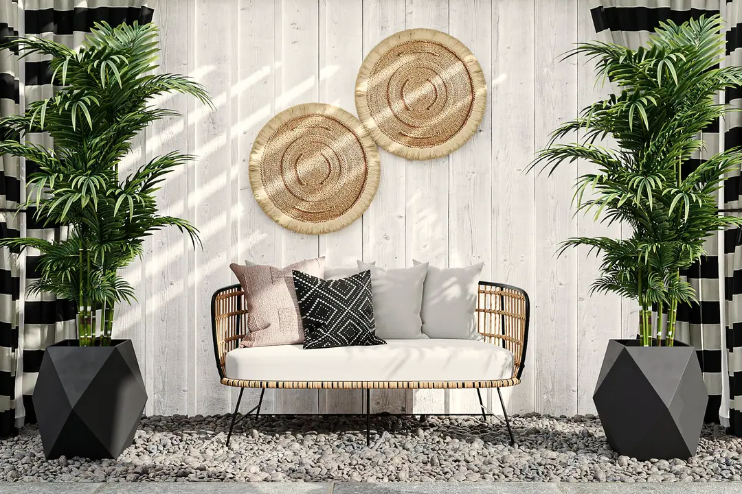 Terraza con sofá de exterior, plantas y paneles de fibra