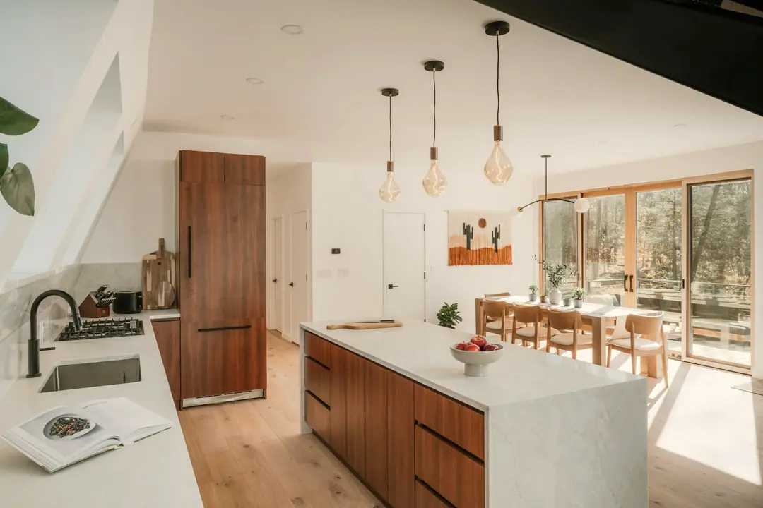 Cocina abierta con isla y comedor al fondo