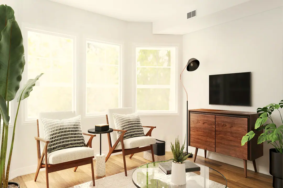 Salón con ventanales y butacas de madera