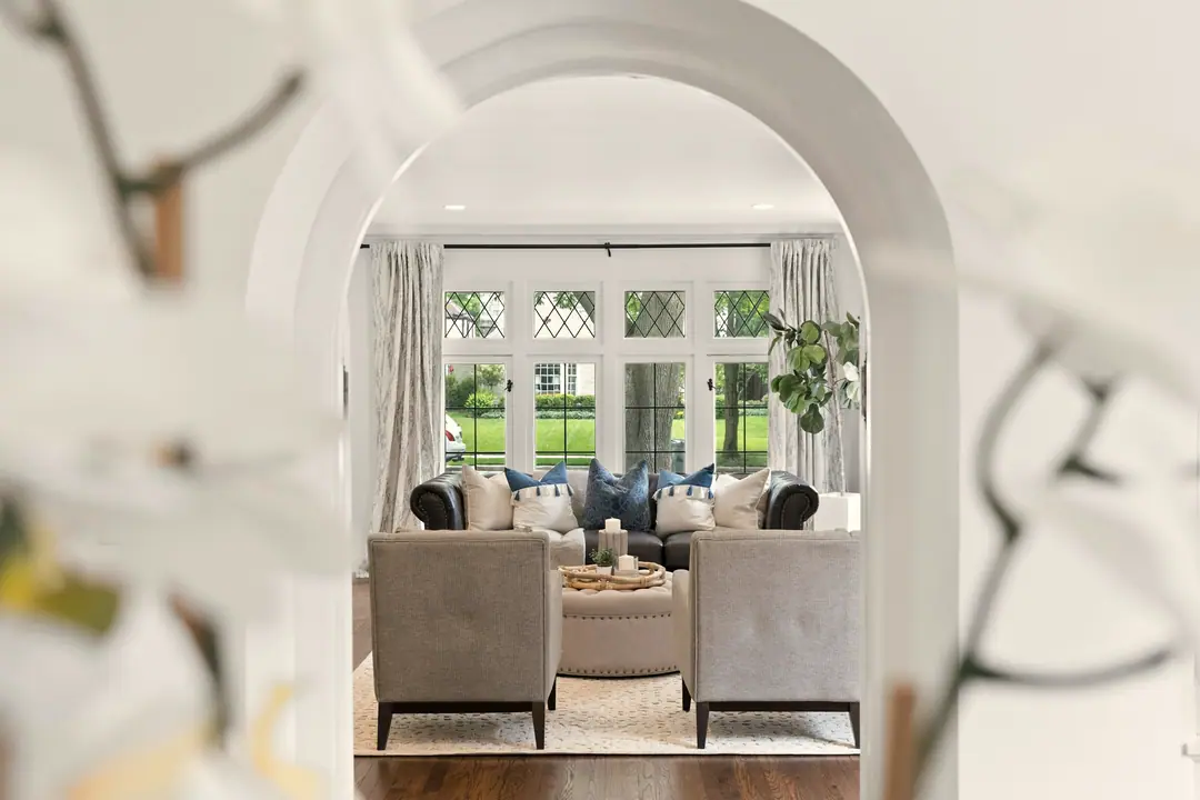 Salón visto a través de un arco encalado